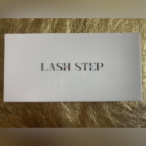 Makeup bundle perfect for gifting. Work wife, secret Santa, stocking stuffers - Picture 5 of 9